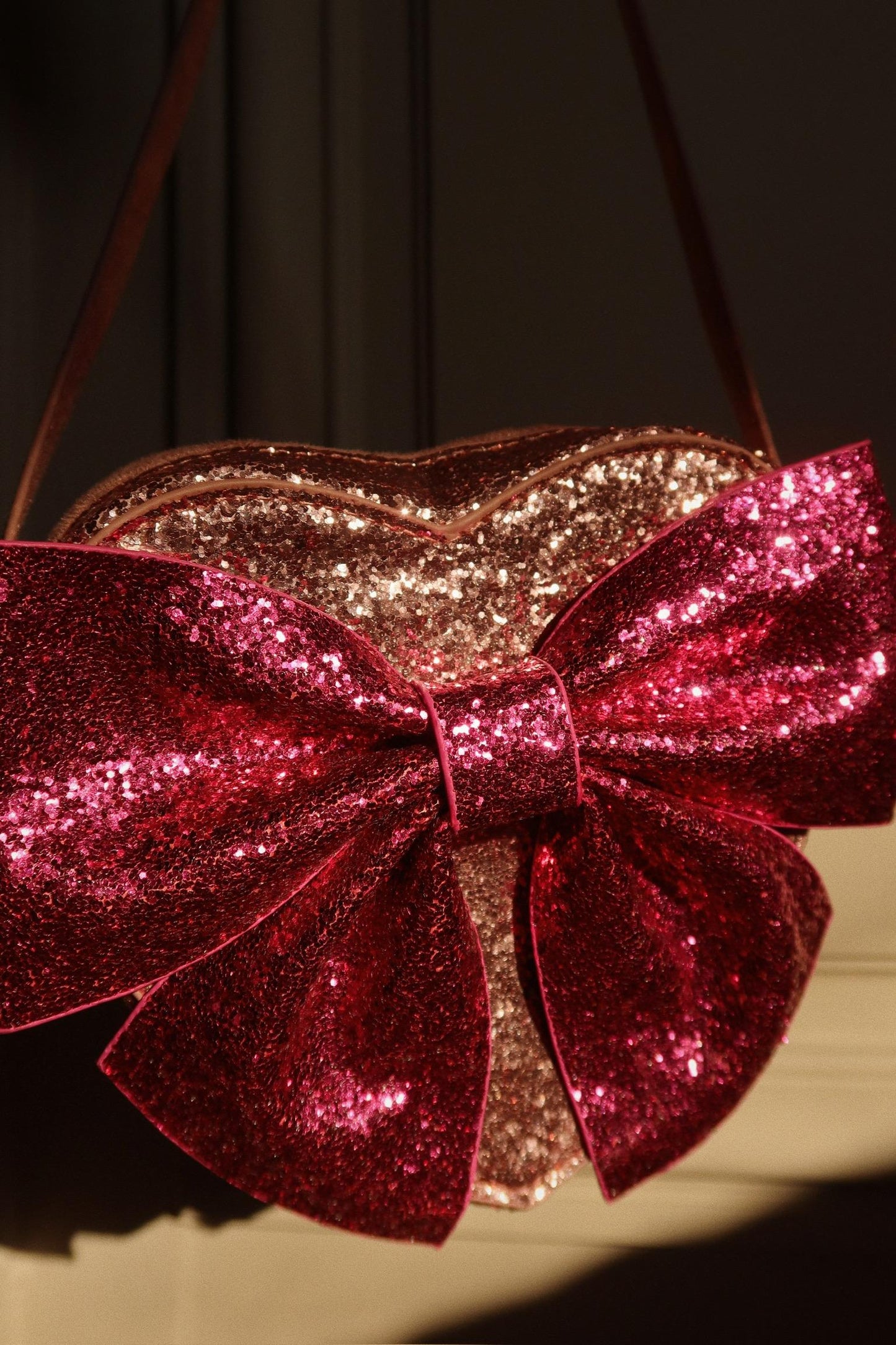 Axelremsväska, Tut Bow, Sangria - Konges Sløjd