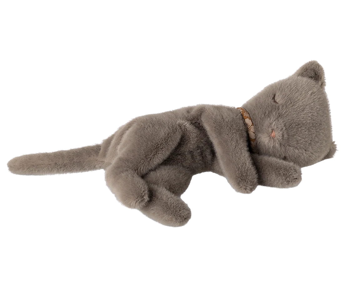 Sovande Kattunge, 35 cm, Grå - Maileg