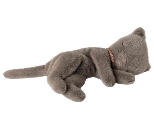 Sovande Kattunge, 35 cm, Grå - Maileg