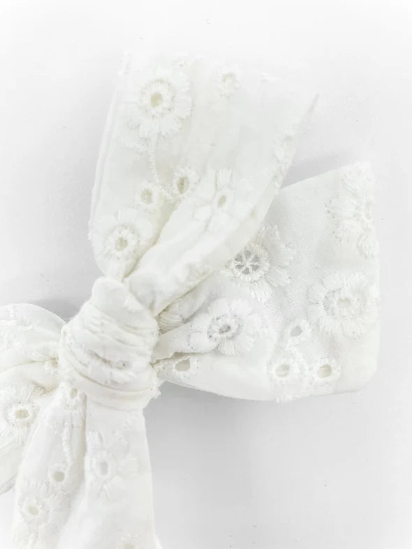 Ester Rosett 10 cm, White embroidered bow - Liv & Loke