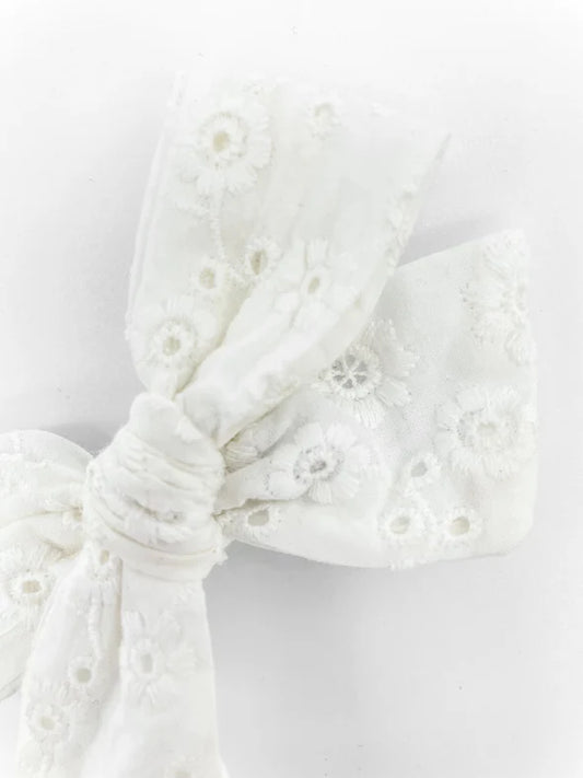 Ester Rosett 10 cm, White embroidered bow - Liv & Loke