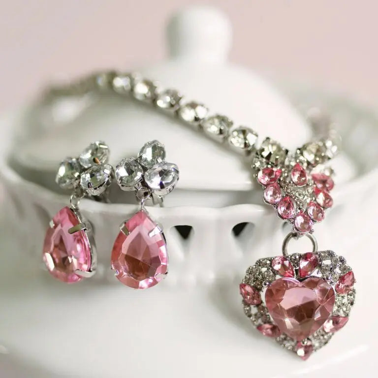 Halsbandsset The Marilyn med 2 clips- örhängen & 1 ring, Rosa/Silver - Great Pretenders