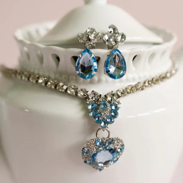 Halsbandsset The Marilyn med 2 clips- örhängen & 1 ring, Blå/Silver - Great Pretenders