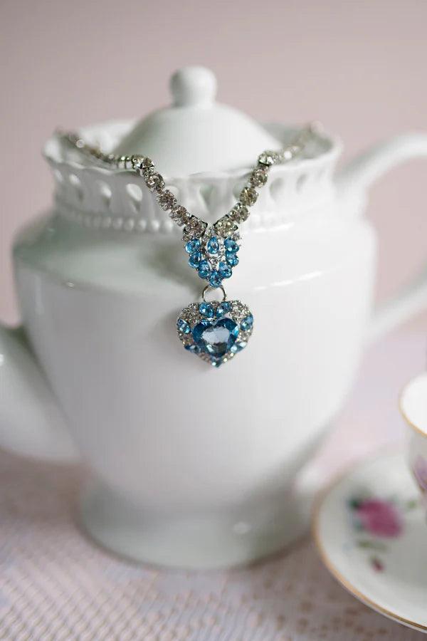 Halsbandsset The Marilyn med 2 clips- örhängen & 1 ring, Blå/Silver - Great Pretenders